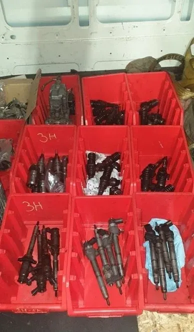 Prepravky s roztriedenými vstrekovačmi označené skratkou 3H