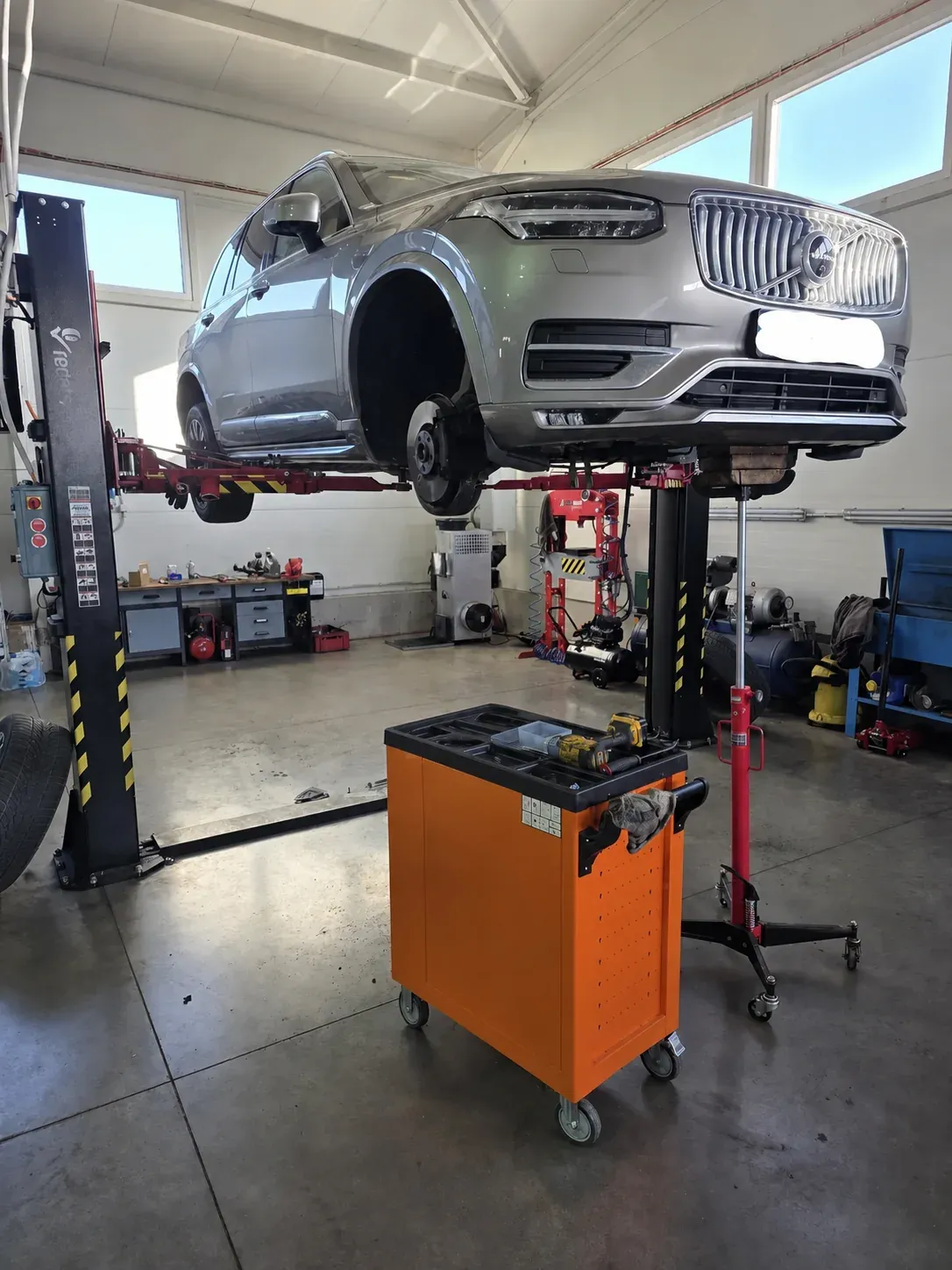 Osobné auto Volvo na dvojstĺpovom zdviháku v dielni