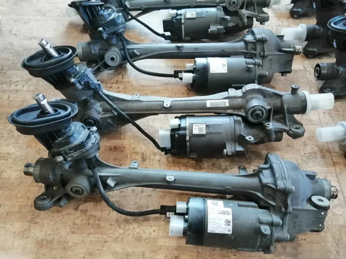 Elektrické servoriadenia s riadiacimi jednotkami po repase na pracovnom stole v dielni 3H Slovakia