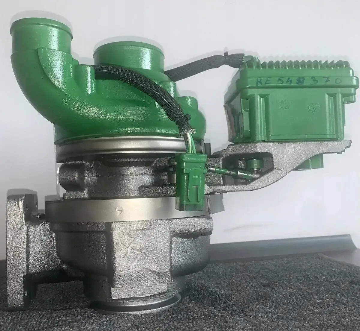 Zelené turbodúchadlo John Deere z bočného pohľadu