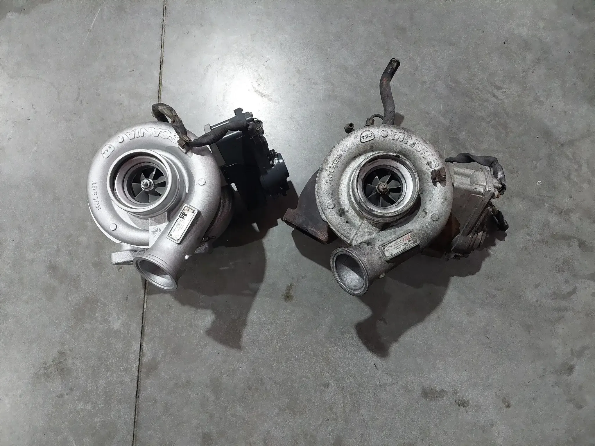 Turbodúchadlo Scania Holset pred repasom a po repase vedľa seba